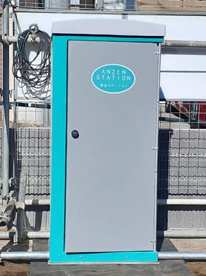 扉を閉めた状態のウォーターサーバーラック外観